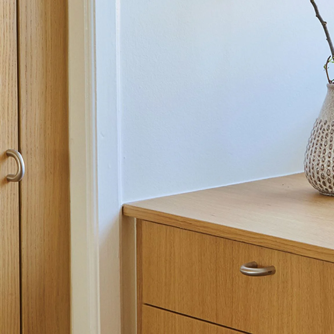 Knud Curved Cabinet Pull - Rockland Interiors Inc.