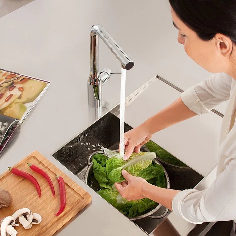 Essence Single Handle Pull-Out Kitchen Faucet - Rockland Interiors Inc.
