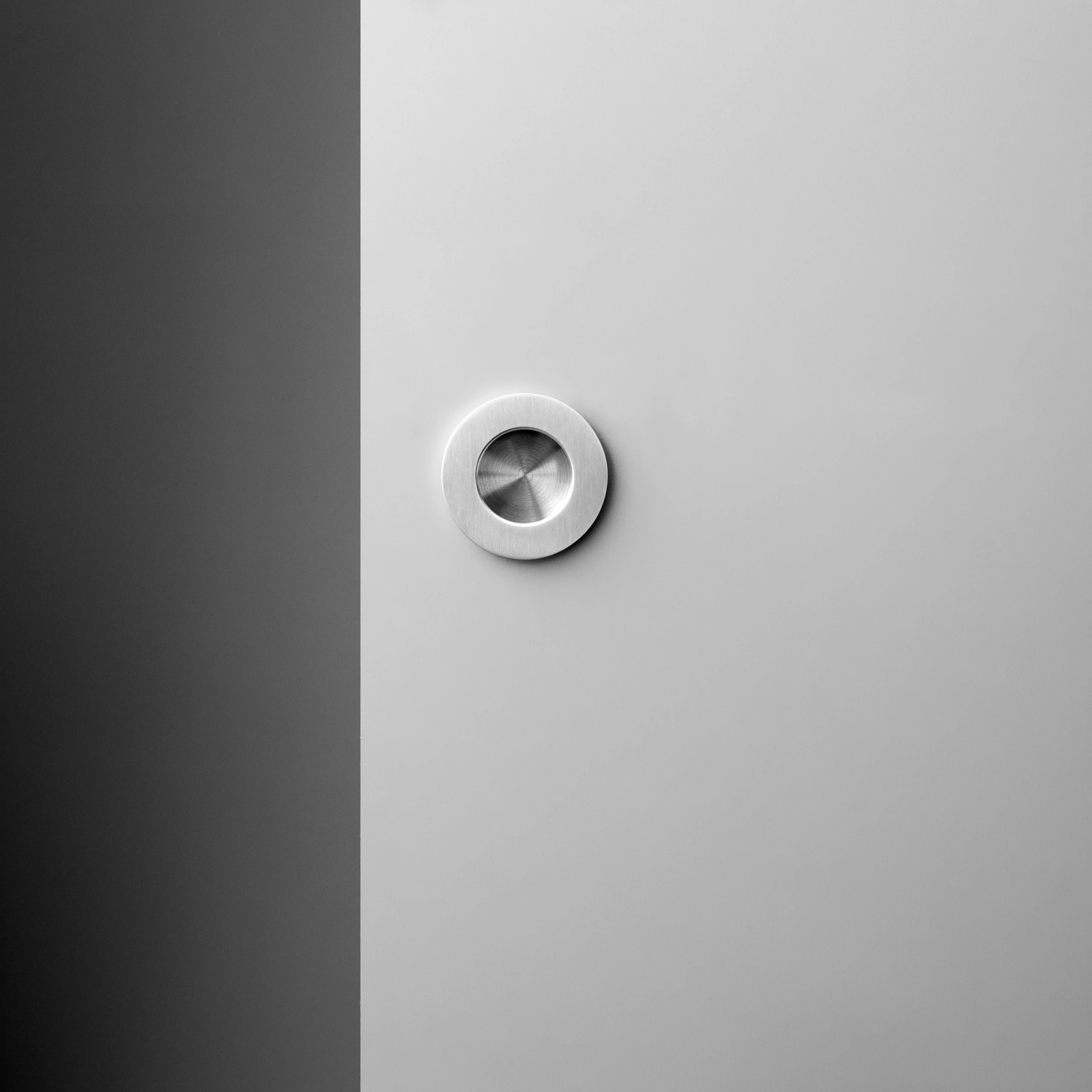 Knud Round Flush Pull Large - Rockland Interiors Inc.
