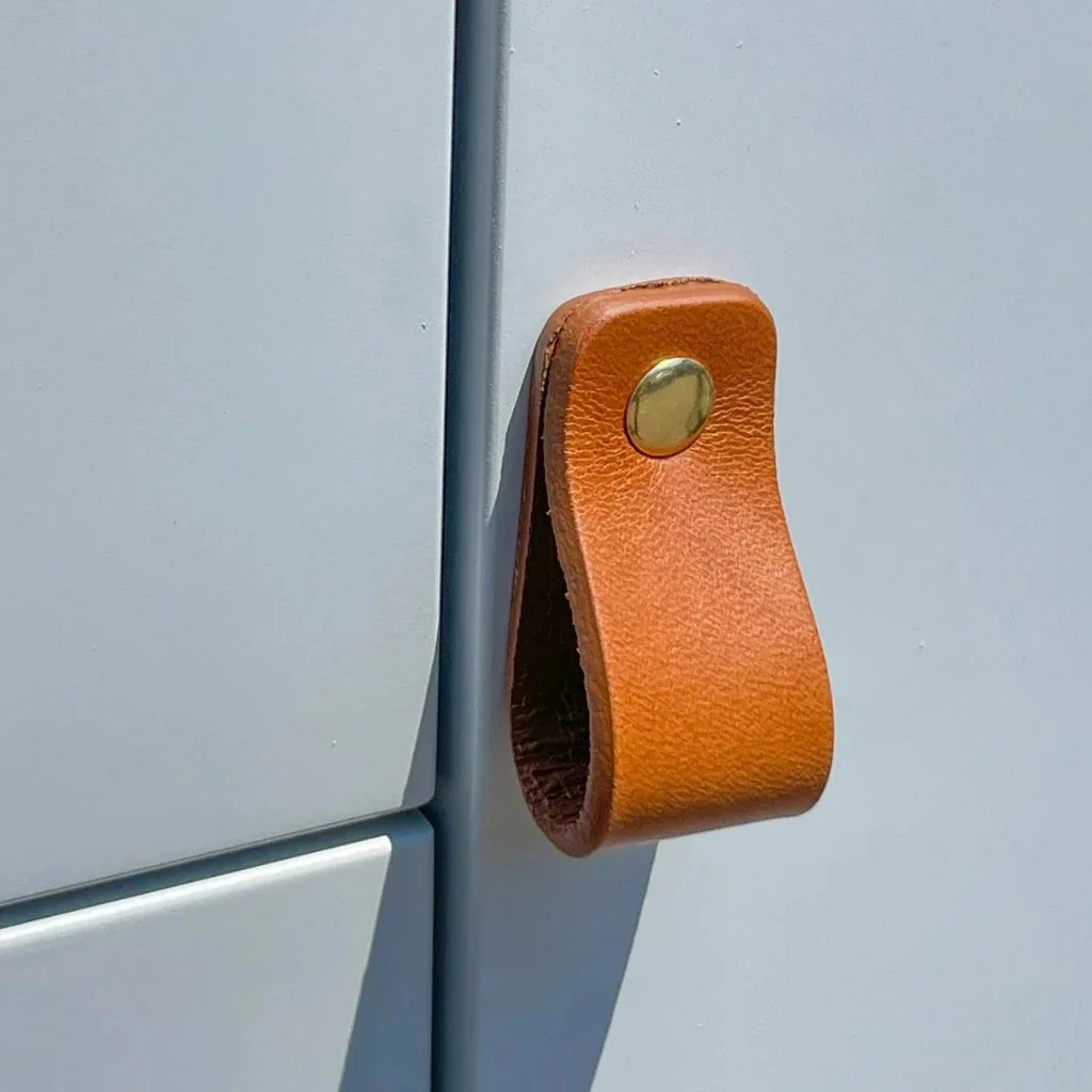 LP02 Smooth Leather Loop Pull - Rockland Interiors Inc.